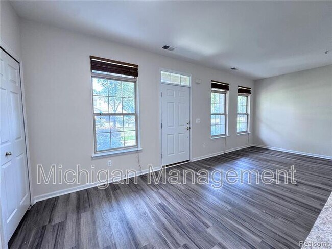 Building Photo - 488 Village Dr