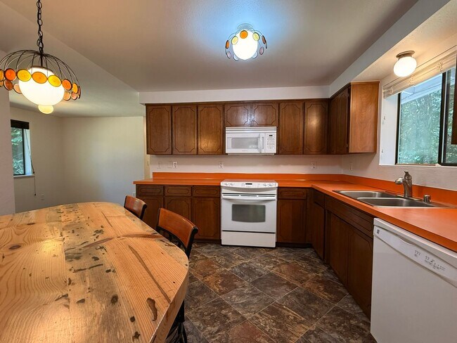 Building Photo - 2Bd/1.75Ba Issaquah Home