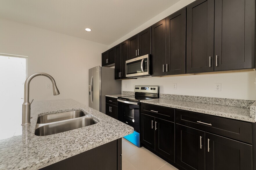 Building Photo - 416 Lark Ct