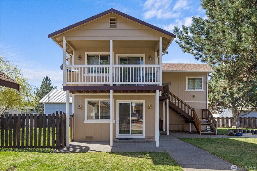 Top floor at the end of a lovely cul de sac - 502 E River Ave