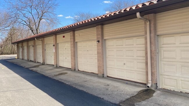 Building Photo - 21W581 North Ave