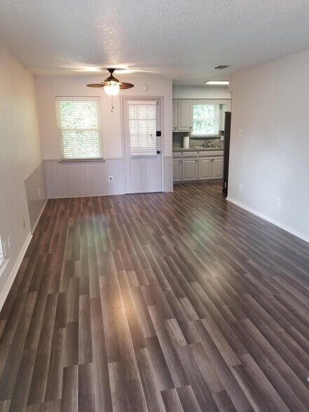 Building Photo - 2430 Lakeview Cir