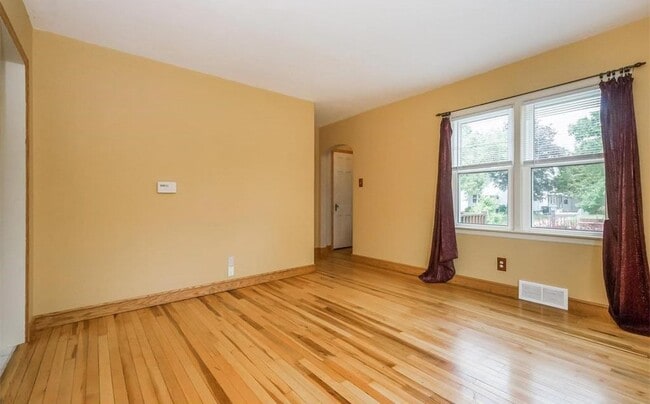 Building Photo - 3 Bedroom/1.5 Bathroom House - Available August 1st, 2025!