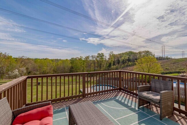 Building Photo - 3 bedroom Dog Friendly Home For Rent with Swimming Pool!