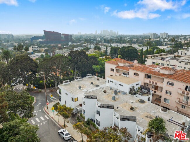 Building Photo - 8601 West Knoll Dr