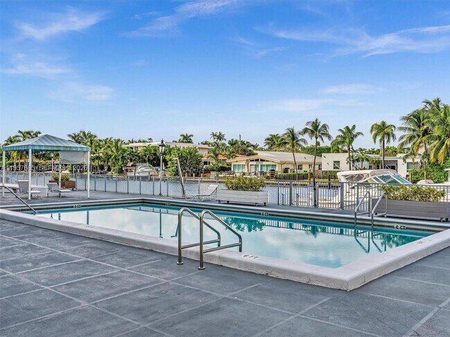 Building Photo - 10000 W Bay Harbor Dr