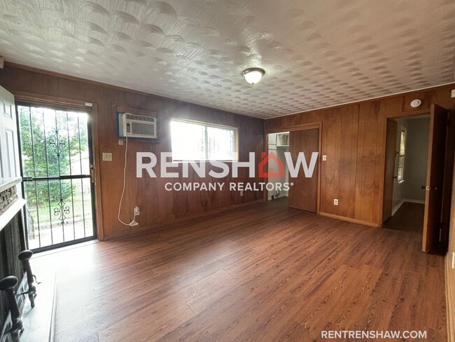 Building Photo - Charming 2 Bedroom in Castalia Heights - N...