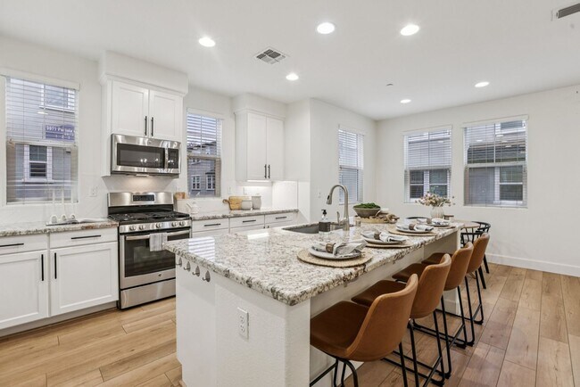 Building Photo - Beautiful Corner-Unit Townhome Near Downtown – 4 Bed | 3 baths