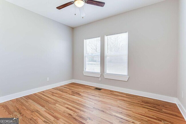 Building Photo - 870 Gaston St SW