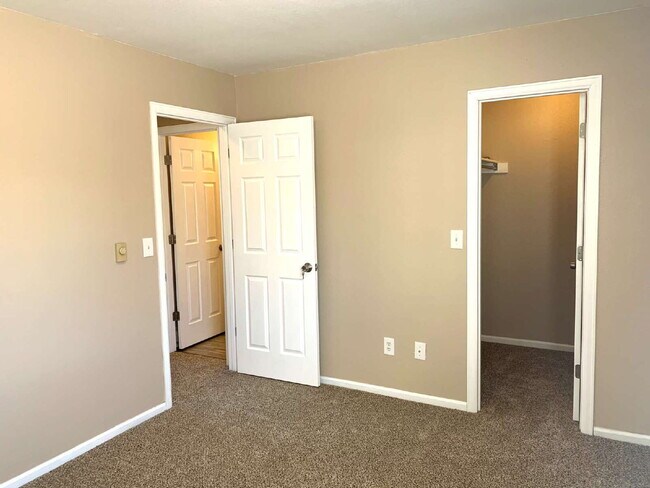Building Photo - "Spacious 4-Bedroom Haven with 2 Full Baths in Prime Fort Collins Location!"