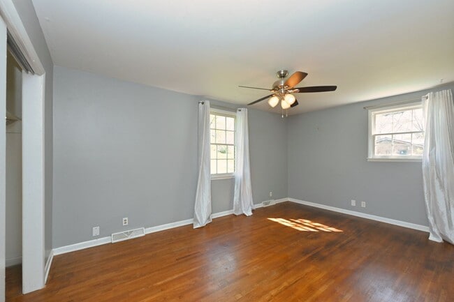 Building Photo - **ONE-SIDE-OF-A-DUPLEX HOME MINUTES FROM NASHVILLE WEST AND DOWNTOWN WITH A GORGEOUS LARGE YARD**