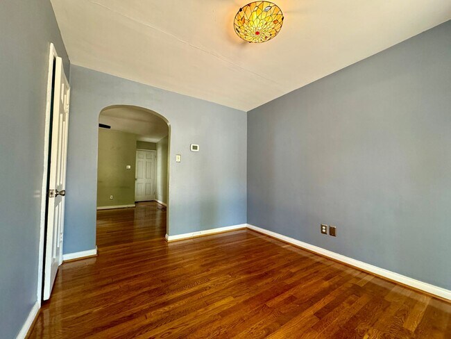 Building Photo - Quaint Cottage steps Away From VT Campus