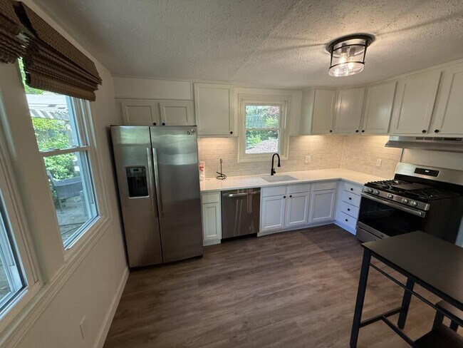 Building Photo - 2901 Lindsay Ave