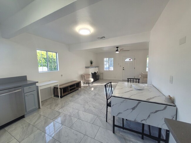 Building Photo - 10138 Arleta Ave