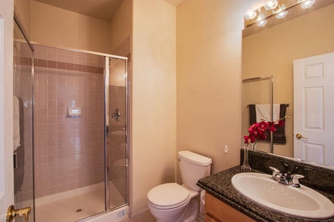 Building Photo - 4 bedroom 3 bath centrally located home