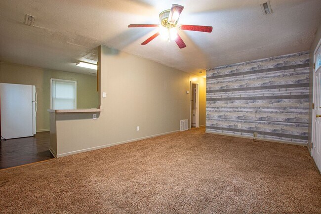 Building Photo - 2 Bedroom / 1.5 Bath Home in Carter Lake!