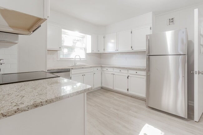 Building Photo - 609 Marguerite Dr NW