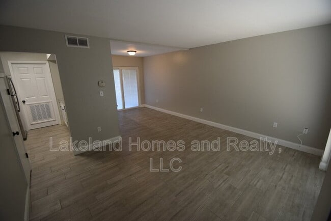 Building Photo - 945 Castle Way