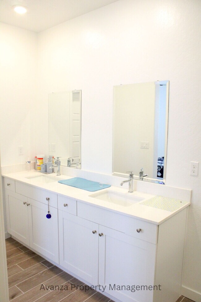 Building Photo - 3422 N Ensanada Ave