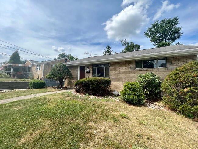 Building Photo - Stunning Home - 2 Bedroom 1 Bathroom - Pit...