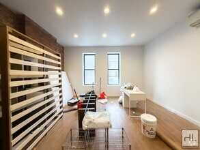Building Photo - Myrtle Avenue / Spacious 3-Bed, 2-Bath / ...