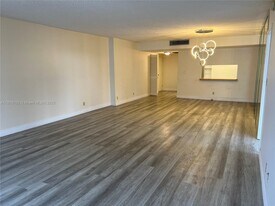 Building Photo - 2500 Parkview Dr