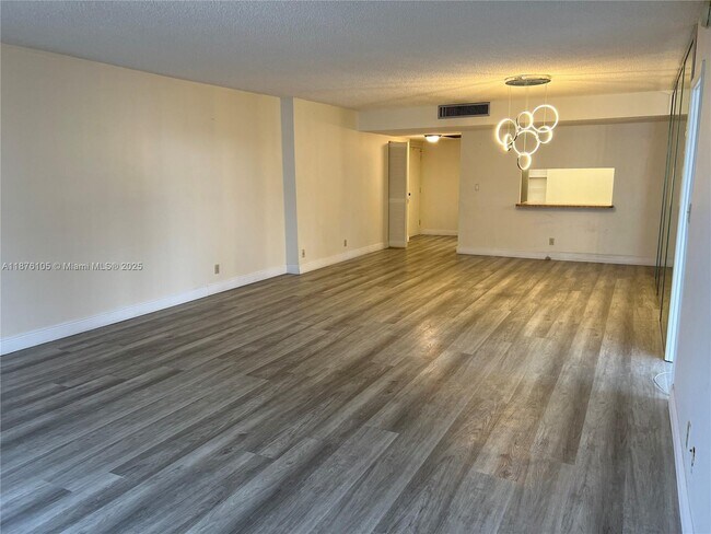 Building Photo - 2500 Parkview Dr