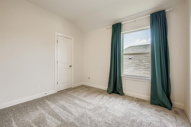 Building Photo - 497 Purple Heart Dr