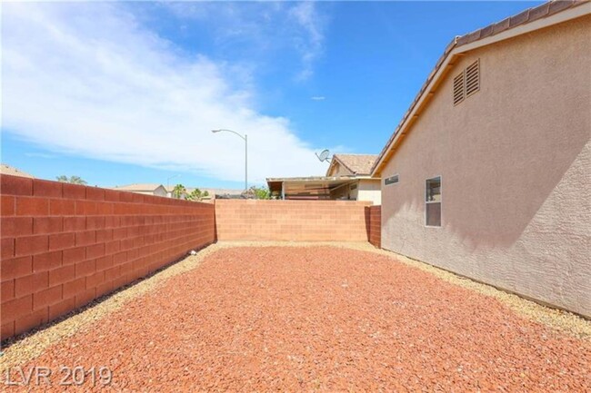 Building Photo - Gorgeous SINGLE STORY w/2 bedrooms, 2 bath...