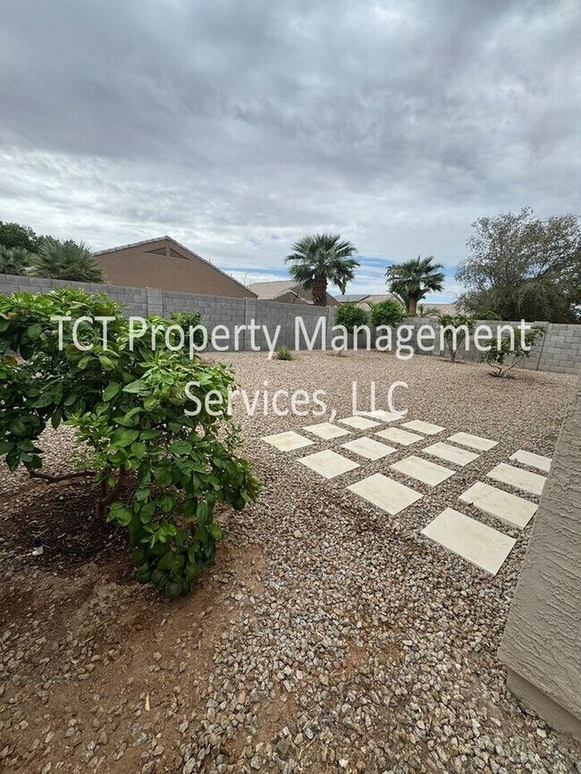 Building Photo - Spacious Open Concept 3 bedroom, 2 bath Ho...