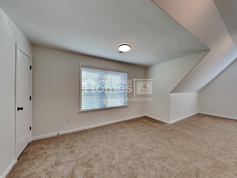 Building Photo - 5102 Laurel Springs Dr