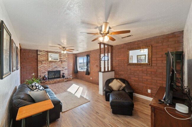 Building Photo - Charming 3 Bedroom Home Plus Casita
