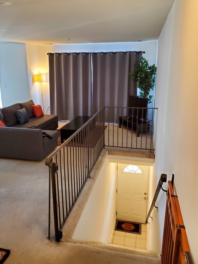 Building Photo - 889 Green St