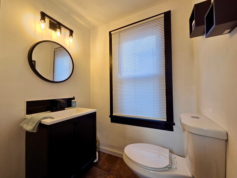 Building Photo - 814 South Ave