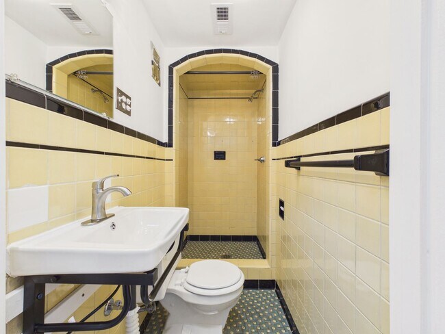 Building Photo - 1017 N Front St