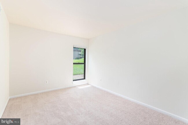 Building Photo - 5805 Royal Ridge Dr