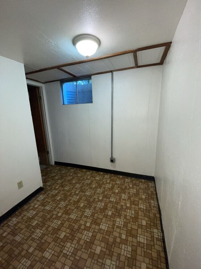 Building Photo - STUDENTS WELCOME! Campus West 5 Bed 2 Bath Ranch w/ Finished Basement