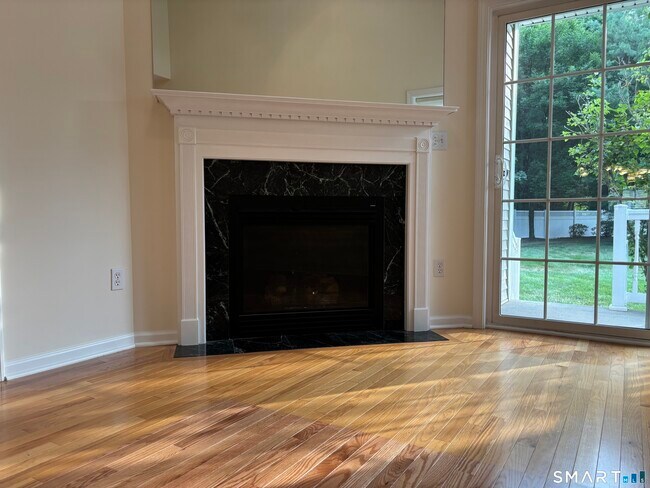 Building Photo - 511 Elm St
