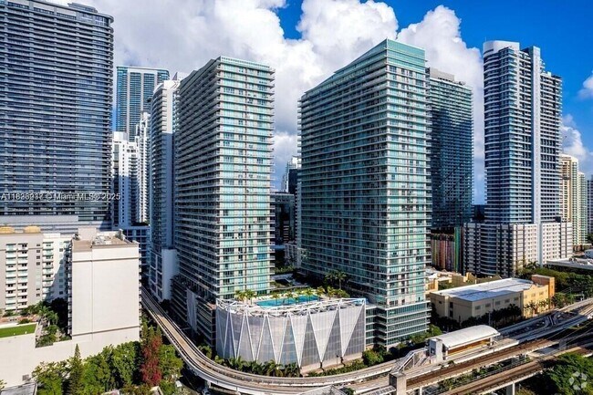 Building Photo - 1111 SW 1st Ave