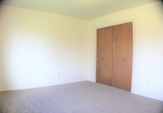 Building Photo - Spacious and charming conveniently located...