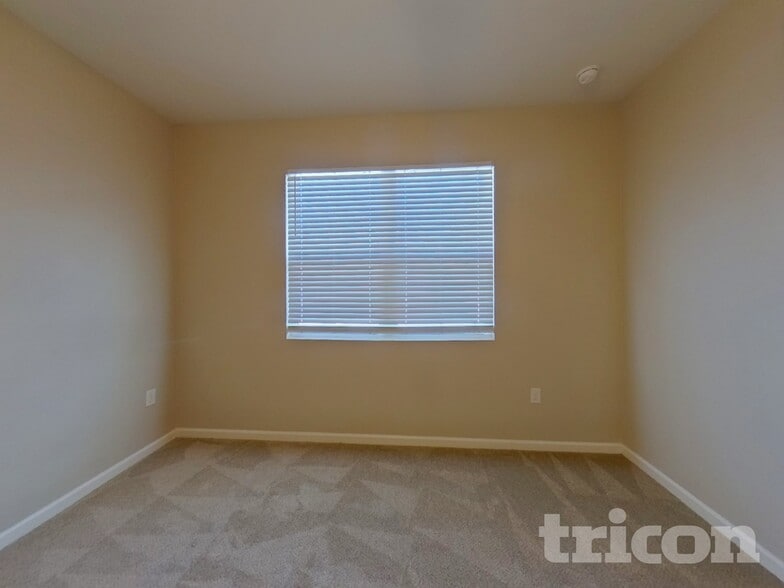 Building Photo - 676 Meadow Pointe Dr