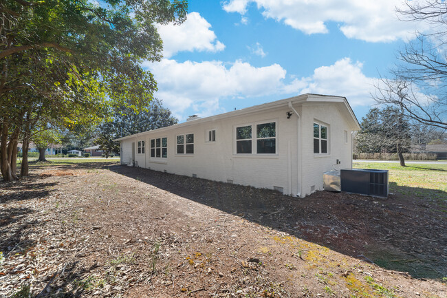 Building Photo - 2714 Armstrong Park Dr