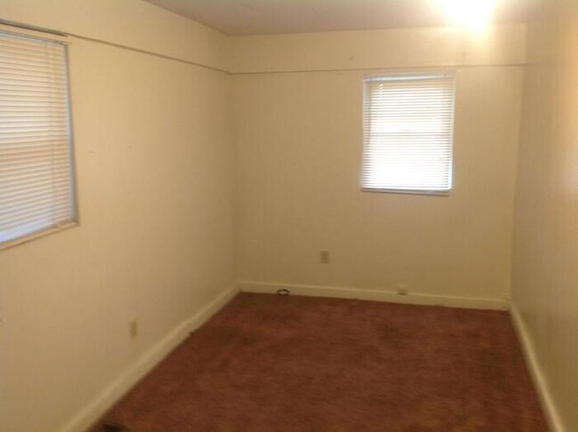 Building Photo - 5BR/2BA House within 0.5 miles of the Indi...