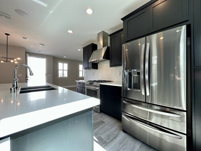 Building Photo - Beautiful Modern 3 Bedroom With Solar! - Apply Today!