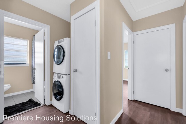 Building Photo - 4 br, 1.5 bath House - 305 Union Street