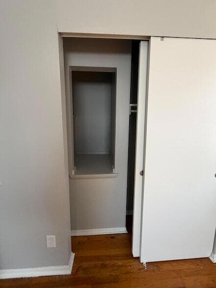 Building Photo - 1975 Dunbar Dr