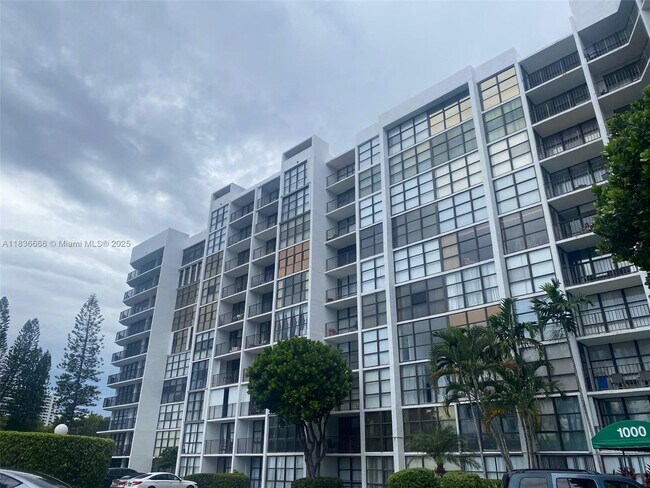 Building Photo - 1000 Parkview Dr
