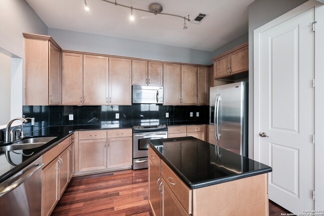 Building Photo - 7342 Oak Manor Dr