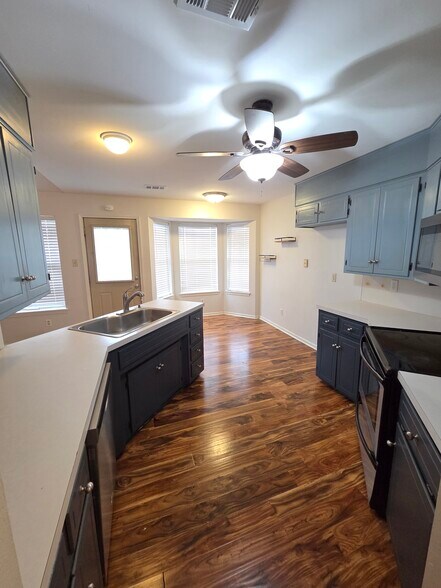 Building Photo - 3002 Oakbrook