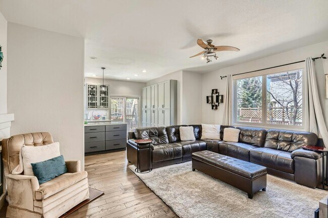 Building Photo - 16242 Hollyridge Dr